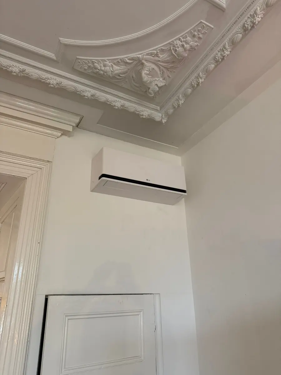 Daikin wandmodel airco met witte afwerking in een modern interieur