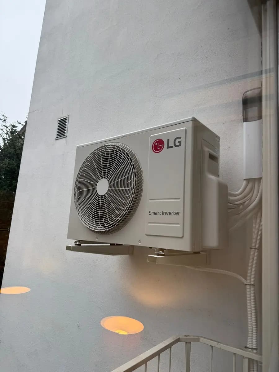 Buitenunit van een LG multi-split airco stevig gemonteerd aan de gevel