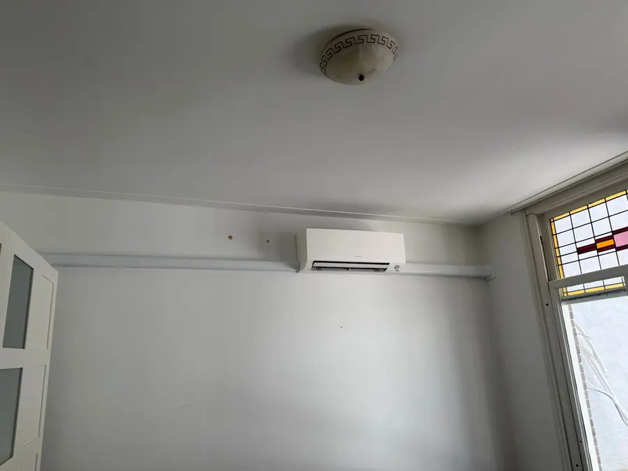 LG duo-split airco onder een klassiek plafond